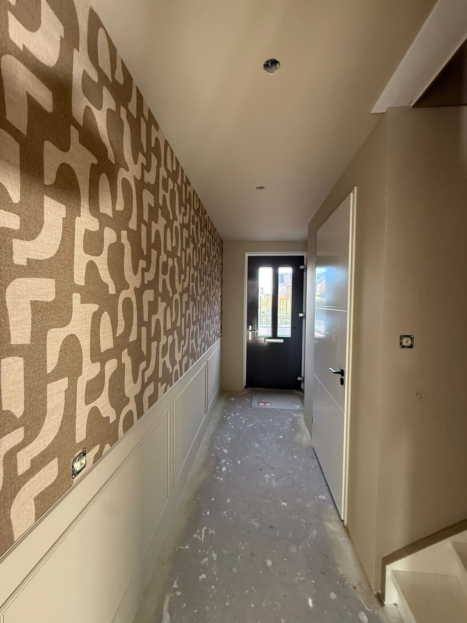 Hal met grafisch abstract behang, interieur Benthuizen door Atelumé